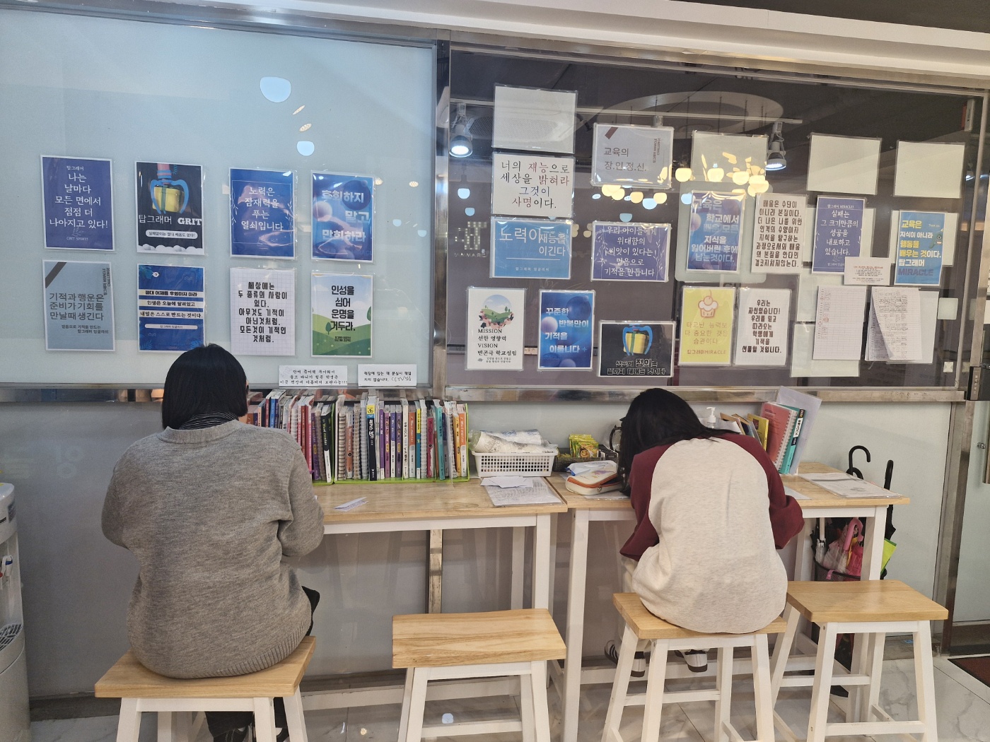 화정캠퍼스 벽돌벽 자습 공간 — 신년의 기적을 이룹니다 네온사인